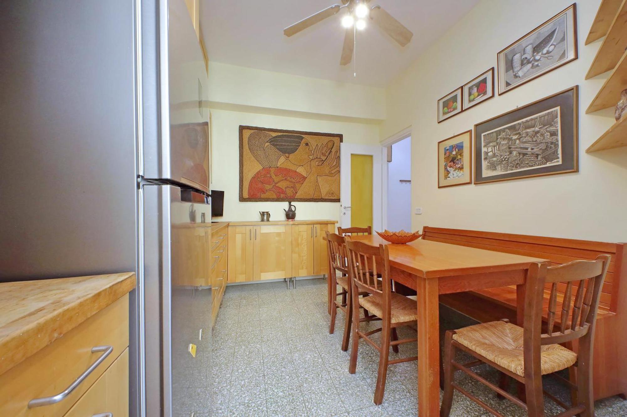 Comfy For Family Next To Metro Apartment